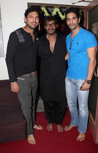 Yuvraj Singh, Ajay Devgn and Angad Bedi at Son of Sardar Special Screening at Ketnav