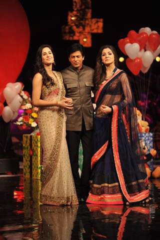 Shahrukh, Katrina & Anushka pose on the sets of India's Got Talent to promote Jab Tak Hai Jaan