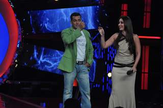 Salman Khan and Kareena Kapoor promoting Dabbang 2 on the sets of Big Boss 6