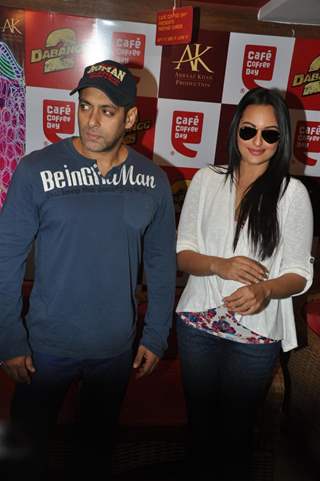 Salman Khan and Sonakshi Sinha at CCD ties-up with Dabangg2 to organise a meet-n-greet session