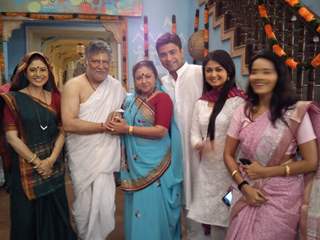 Ruchi Savarn, Vikram Gokhale and Smita Jaykar in Ghar Aaja Pardesi