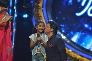 Shah Rukh Khan at Film Chennai Express Promotion at Indian Idol Junior Set