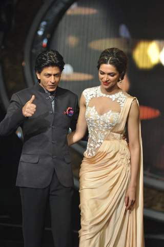 Shah Rukh Khan and Deepika Padukone at Film Chennai Express Promotion at Indian Idol Junior Set