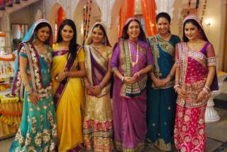 Nidhi, Neha, Sonali, Medha Sambutkar, Hina Khan celebrating Janamastmi in Yeh Rishta Kya Kehlata Hai