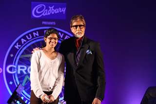 Amitabh Bachchan along with a contestant at the Kaun Banega Crorepati-Press Conference