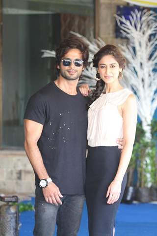 Shahid Kapoor and Ileana D'Cruz pose at PHATA POSTER NIKLA HERO- press meet