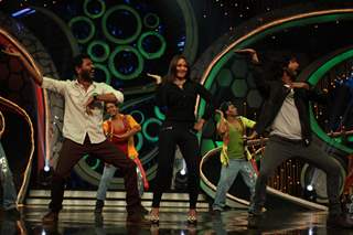 Prabhu Deva, Sonakshi and Shahid perform during R.Rajkumar promotions