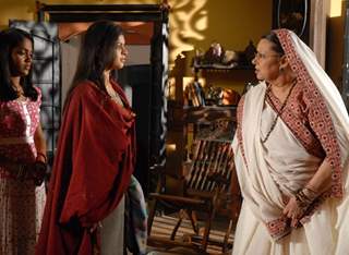 Daadi scolding Jyoti and Shushma.