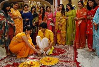 Avni putting Haldi to Ranvir