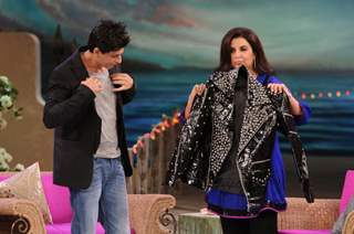 Shahrukh Khan giving his jacket to Farah Khan