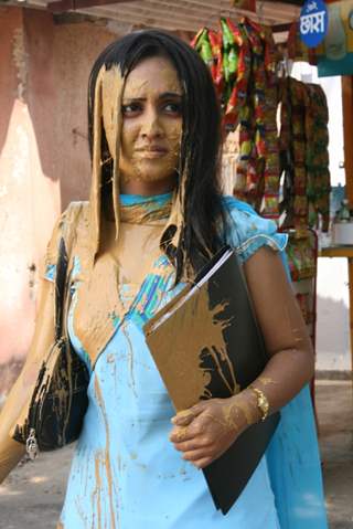 Ayesha Sharma covered with mud