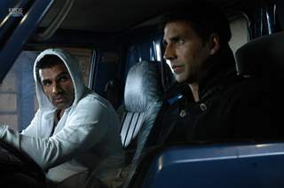 Akshay and Sunil in De Dana Dan movie