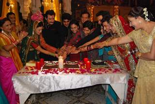 Cake cutting party in the show Maat Pitaah Ke Charnon Mein Swarg