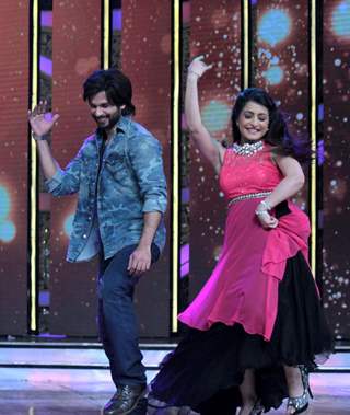 Shahid and Shruti performs on the sets of Dance India Dance Season 4