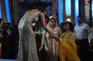 Gauhar greets Tanuja at Bigg Boss Saat 7 Grand Finale