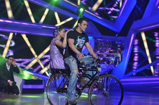 Salman Khan gives Raksha a cycle ride on Nach Baliye 6