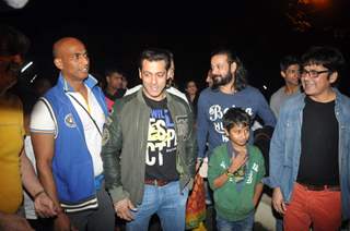 Salman Khan watches SHOLAY 3D with the JAI HO team