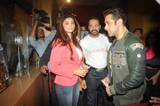 Salman Khan watches SHOLAY 3D with the JAI HO team