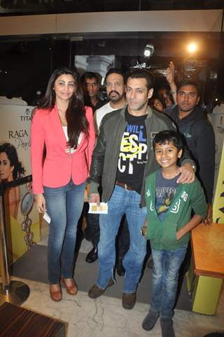 Salman Khan watches SHOLAY 3D with the JAI HO team