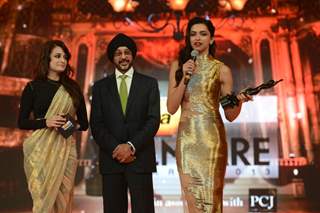 Dia Mirza gives Deepika the Best Actor Award Female for Goliyon Ki Raasleela RamLeela
