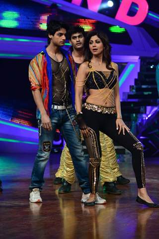 Karan Wahi and Shilpa Shetty perfom on Nach Baliye Season 6 Grand Finale