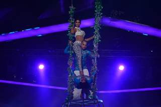 Shilpa Shetty in an aerial act on Nach Baliye Season 6 Grand Finale