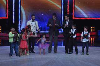 Amitabh Bachchan performs on India's Got Talent Season 5