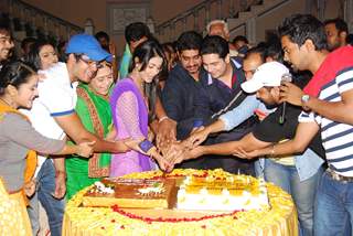 Yeh Ristha Kya Kehlata Hai team cuts the cake