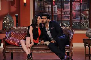 Alia Bhatt kisses on Arjun Kapoor on Comedy Nights With Kapil