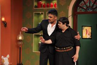 Suniel Shetty in a chat with Kiku at Comedy Nights With Kapil