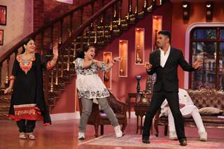 Suniel Shetty performs at Comedy Nights With Kapil