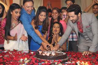 The cast cuts the cake of Main Na Bhoolungi's 100 episode celebration