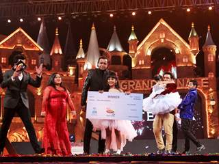 Teriya Magar receives the cash price  from DID L'il Masters Season 3