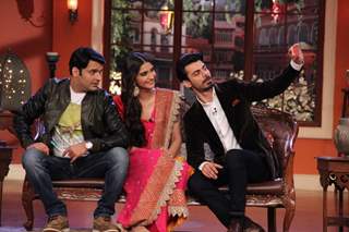 Fawad Khan clicks a Selfie with Sonam Kapoor and Kapil