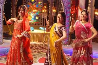 Preetika, Dipika and Sargun perform at Jahsn-e-Eid