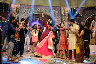 Akshay Kumar perform with the cast of Colors Tv at Jahsn-e-Eid