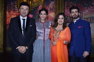 Sonam Kapoor and Fawad Khan pose with Anu Malik and Farah Khan