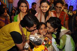 The cast of Shastri Sisters and Udann visit Andhericha Raja