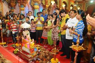 The cast of Shastri Sisters and Udann perform an aarti to Andhericha Raja