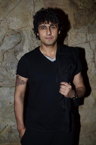 Sonu Niigam poses for the media at the Special Screening of Tamanchey