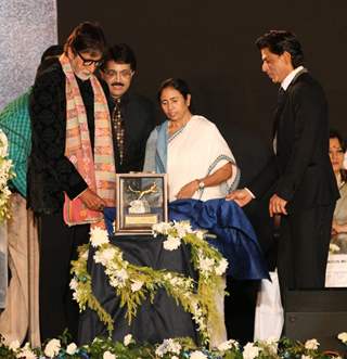 Amitabh Bachchan, Shah Rukh Khan and Mamata Banerjee unviel a Trophy at Kolkatta Film Festival