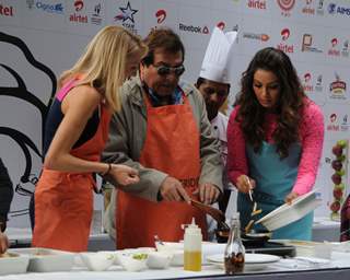 Vinod Khanna and Bipasha Basu try their hand at some pasta at the Airtel Delhi Marathon Pasta Party