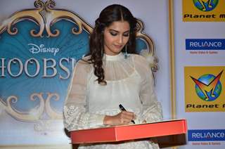 Sonam Kapoor autographs the DVD of Khoobsurat at the launch