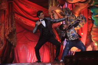 Shahrukh Khan performs with Akshat Singh at the Opening of Got Talent - World Stage Live