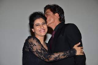 Shah Rukh Khan gave Kajol a kiss at 1000 Weeks Completion of DDLJ at Maratha Mandir