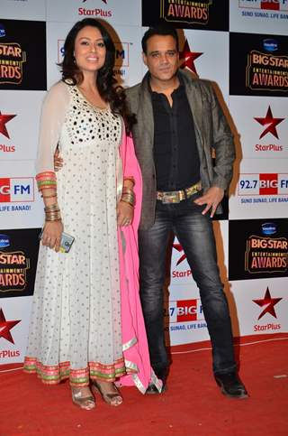 Yash Tonk poses with wife Gauri at Big Star Entertainment Awards 2014