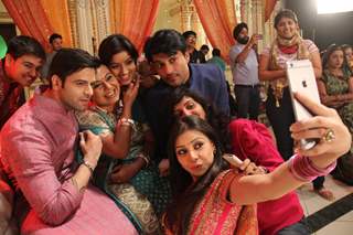 Diya aur Baati Hum cast posing for a Selfie during the shoot of Godh Bharai sequence of Meenakshi