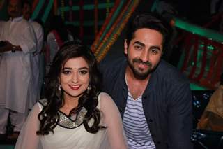 Ayushmann gets clicked with Monali Thakur on Sa Re Ga Ma Pa Li'l Champs 5