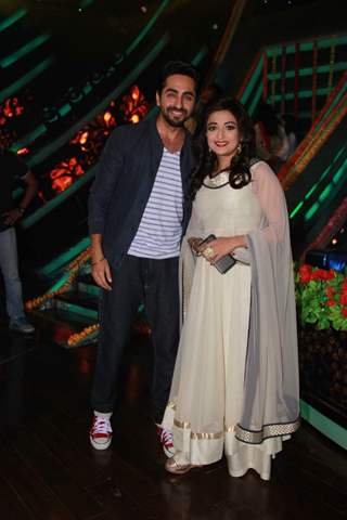 Ayushmann gets clicked with Monali Thakur on Sa Re Ga Ma Pa Li'l Champs 5