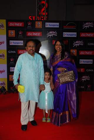 Kavita Krishnamurthy poses with family at GIMA Awards 2015